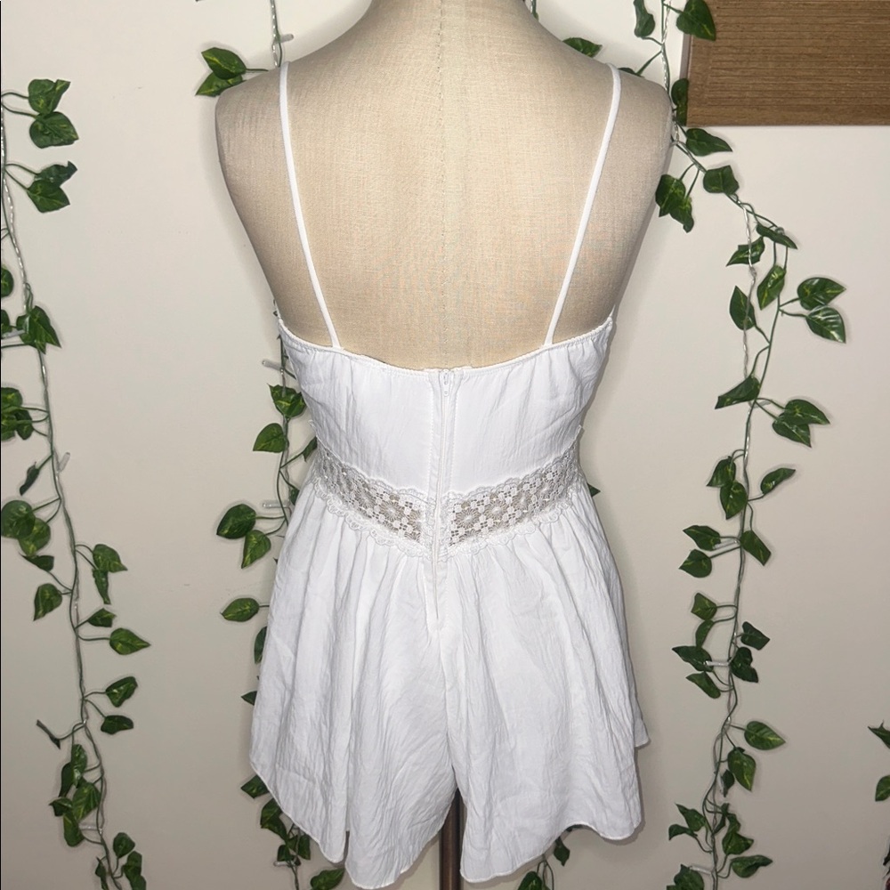 Windsor Short White Lacey Flowy Romper - Picture 5 of 7